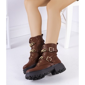 Brown boots with Corinna chains 1