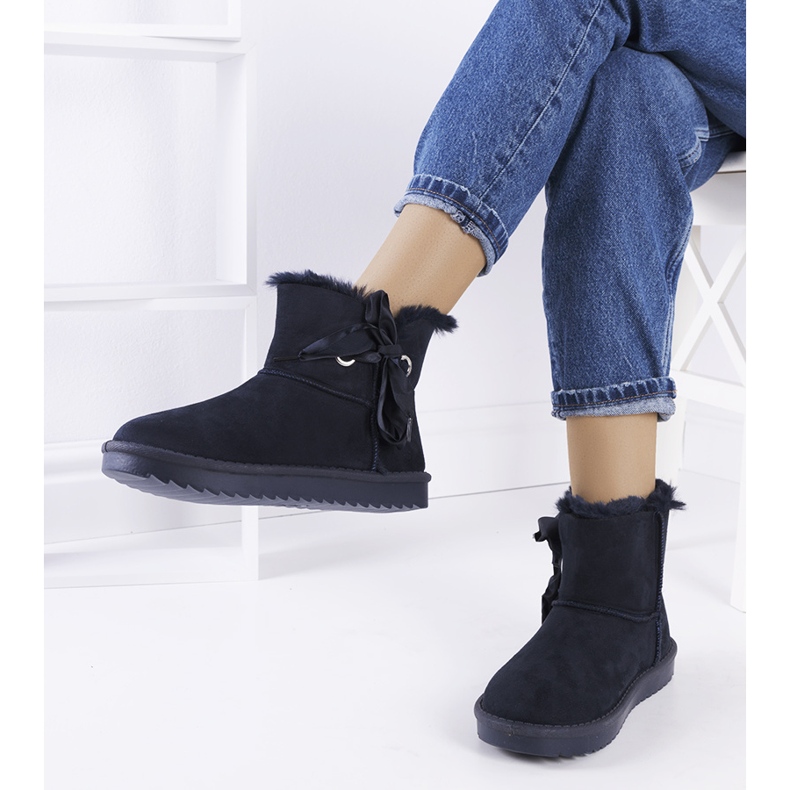 Navy blue snow boots with a Lachance bow 1