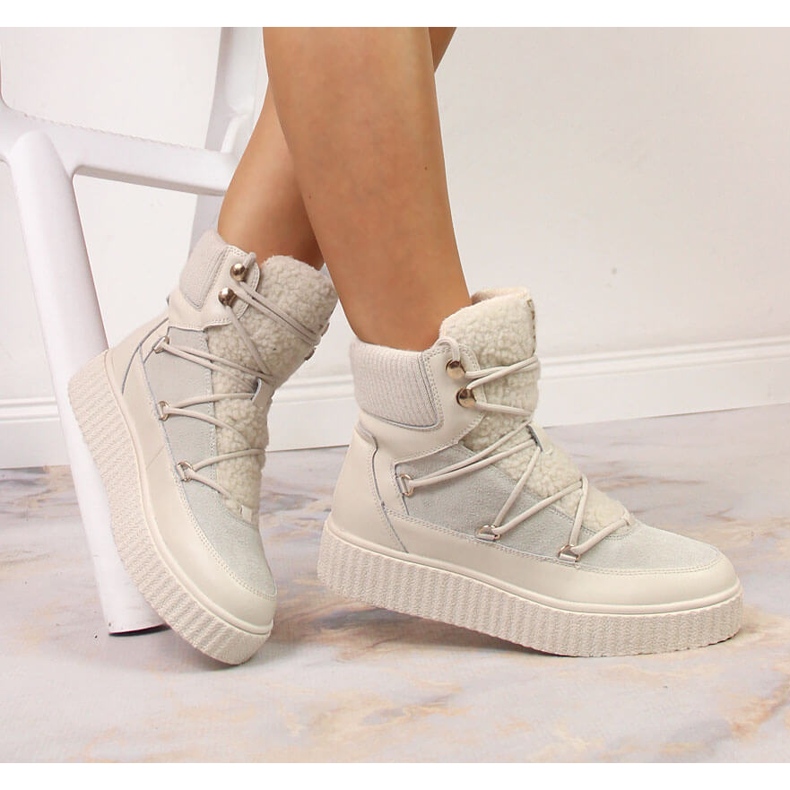 Leather lace-up boots on a light beige Laura La.Fi platform 1