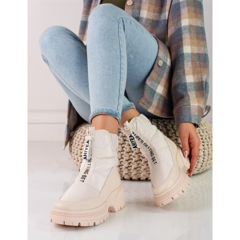 Ladies' beige snow boots on the Shelovet platform 1