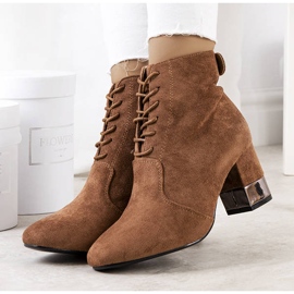 BM Brown boots on the Verano post 1 BM Brown boots on the Verano post 1