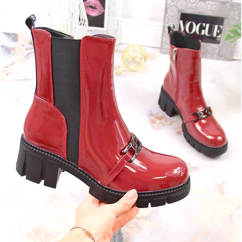 Boots lacquered on a block and a platform with a chain, warm red Potocki 1