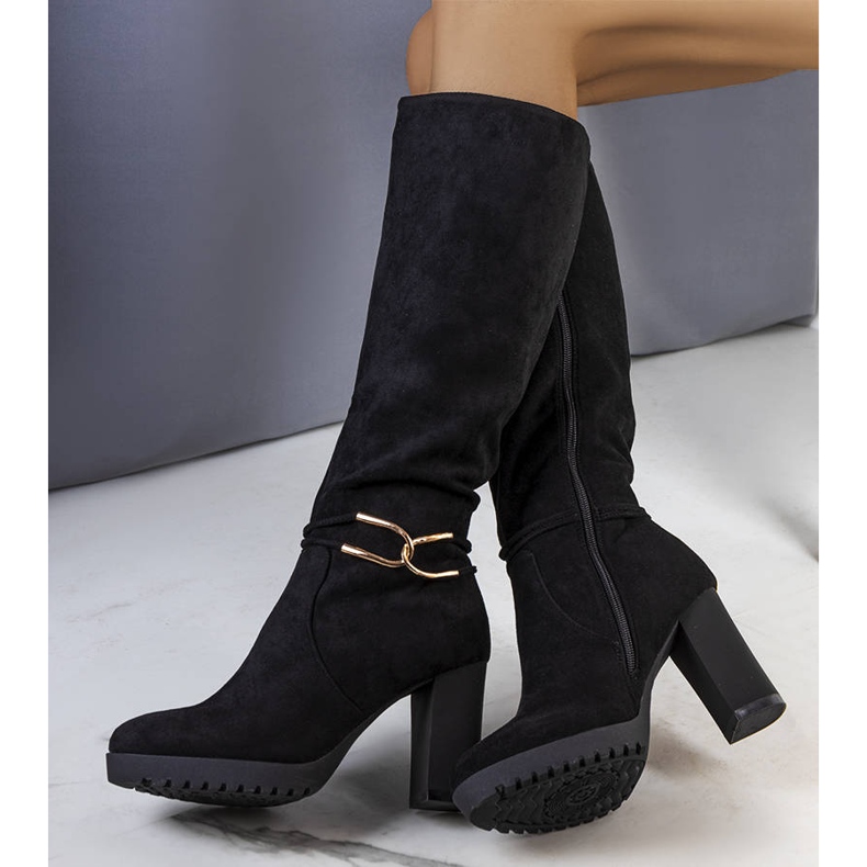 Black, insulated boots on the Dardo post 1