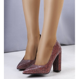 Red pumps on the Theiss post 1