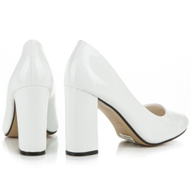 Seastar Pumps On A Wide Pillar white 1