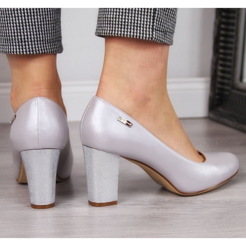 Pumps on a silver pearly Sergio Leone post 2 Pumps on a silver pearly Sergio Leone post 2