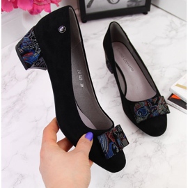 Black pumps on a decorative bow bow from Sergio Leone 2
