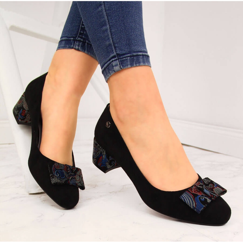Black pumps on a decorative bow bow from Sergio Leone 1