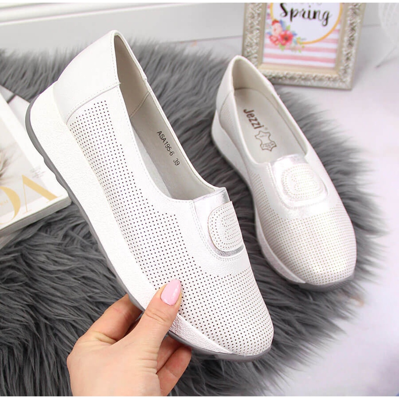 Jezzi silver slip-on shoes with an elastic band on the platform 1