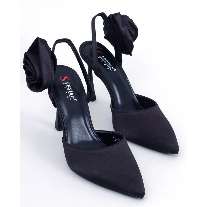 Seastar Satin pins with a Flores Black flower 1