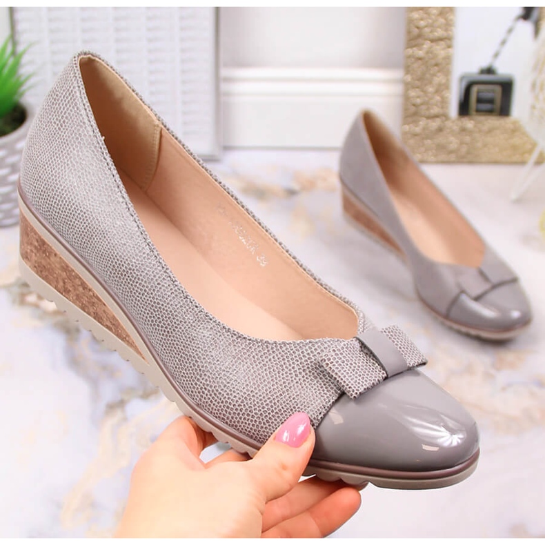 Women's wedge pumps with a gray bow Potocki SZ12062 grey 1