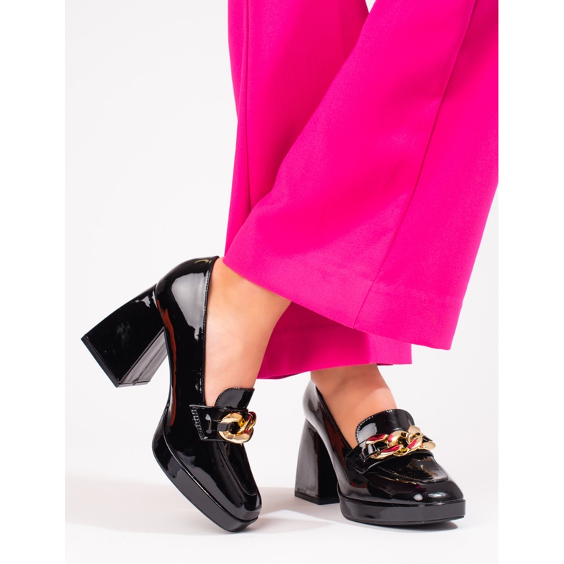 Pumps on a stable post Vinceza black 1