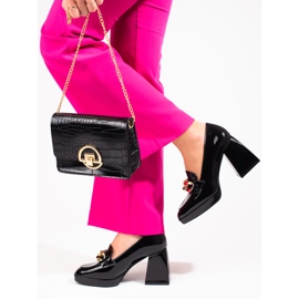 Pumps on a stable post Vinceza black 2