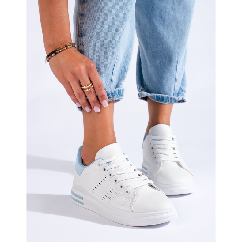 White sports shoes sneakers on the Shelovet platform 1