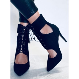 Boots cut out on a Demi Nero pin black 1