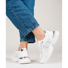 Comfortable white Shelovet sports shoes 2
