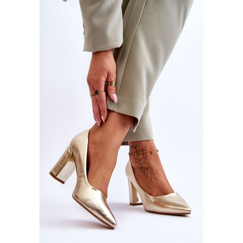 Classic Pumps On Ornate Gold Elizabeth Bar golden 2