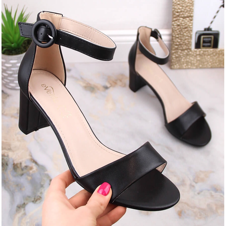 Black women's sandals on the post eVento 1617 1