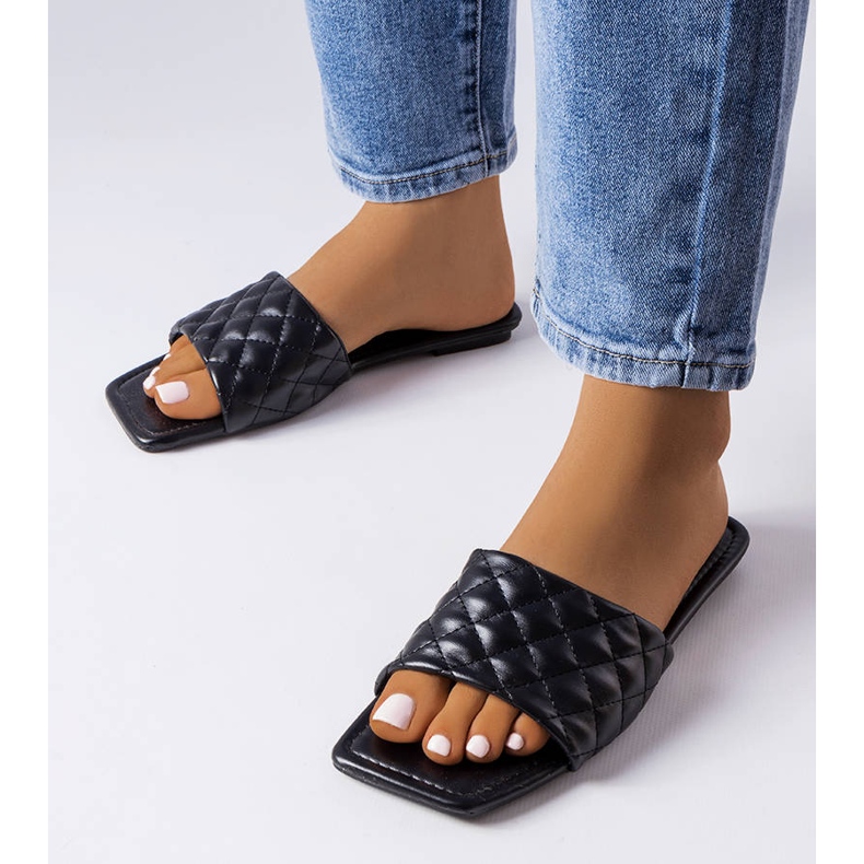 Black elegant flip-flops with quilting from Labrie 1