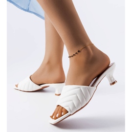 White low-heeled flip-flops 1