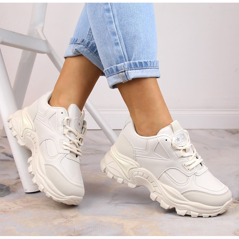 Women's sports shoes on the beige eVento 5465 platform 1